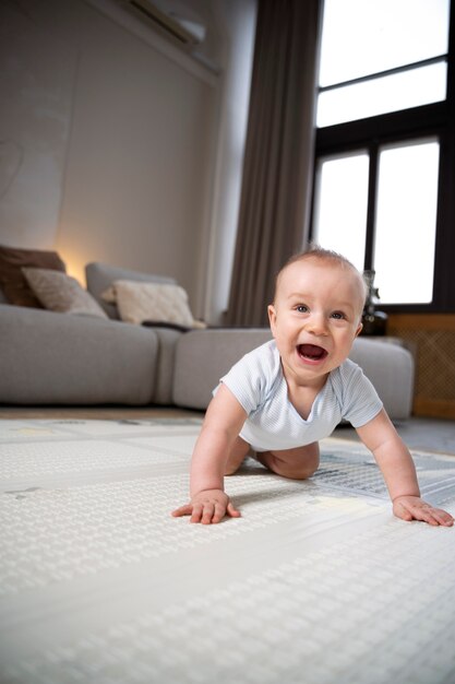 Photo gratuite gros plan sur bébé rampant et apprenant à marcher