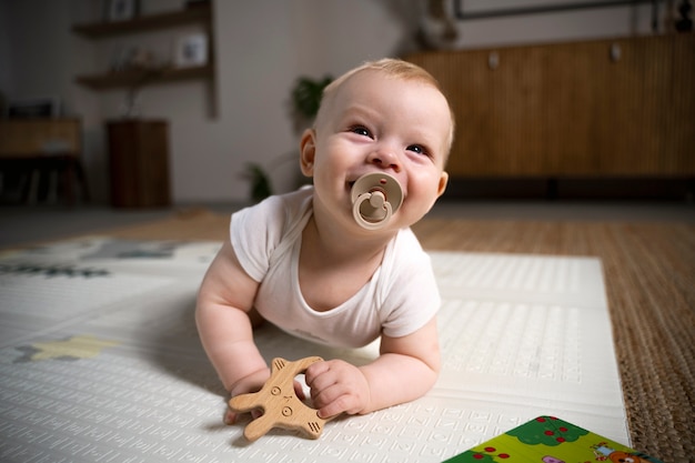 Photo gratuite gros plan sur bébé rampant et apprenant à marcher