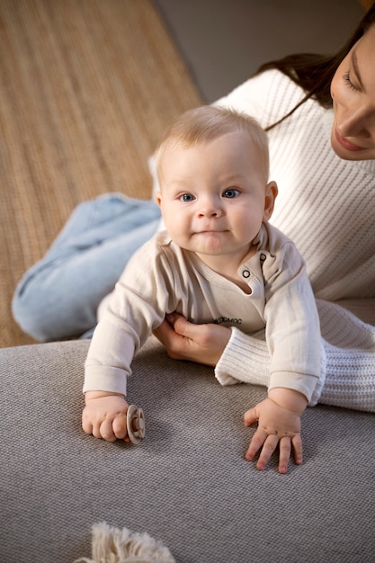 Gros plan sur bébé rampant et apprenant à marcher