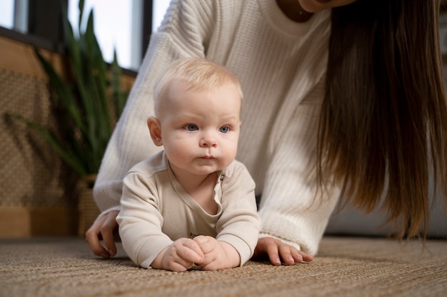 Photo gratuite gros plan sur bébé rampant et apprenant à marcher