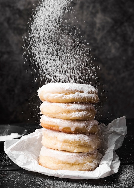 Gros plan des beignets avec du sucre en poudre