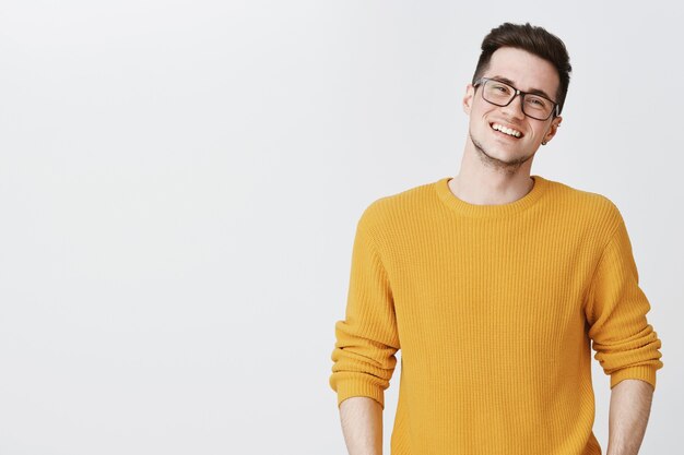 Gros plan, de, bel homme souriant, dans, lunettes