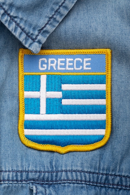 Gros plan sur la belle épingle à broder du drapeau grèce