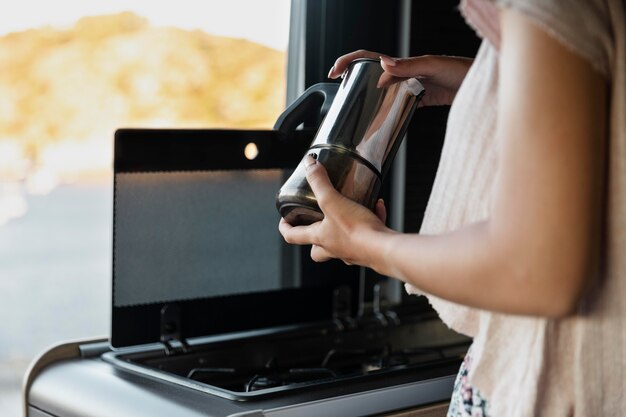 Gros plan sur une belle femme appréciant le petit-déjeuner