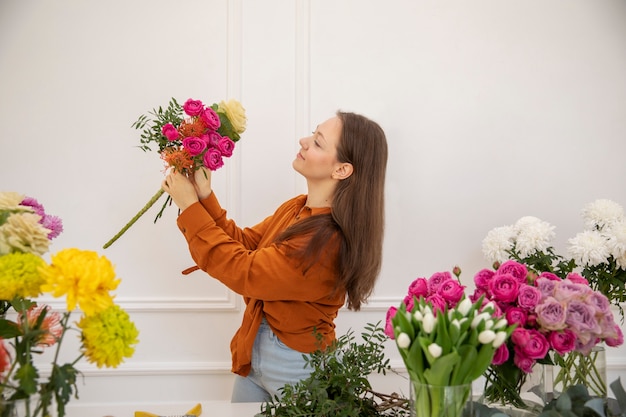 Photo gratuite gros plan sur une belle femme fleuriste