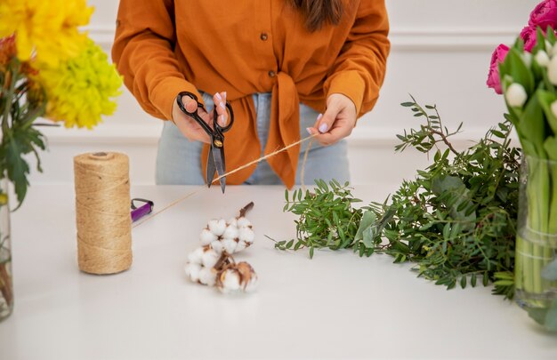 Gros plan sur une belle femme fleuriste