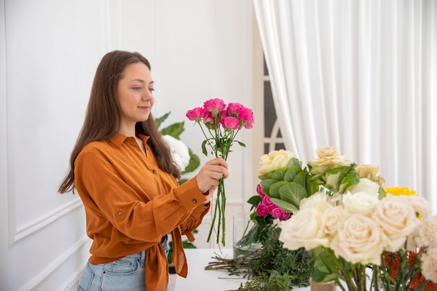 Photo gratuite gros plan sur une belle femme fleuriste