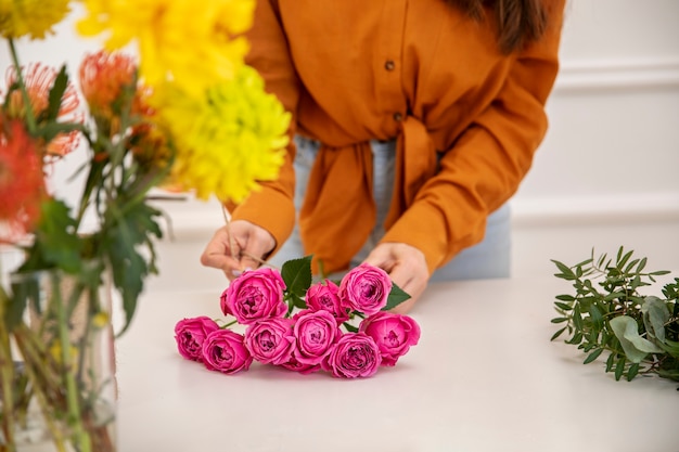 Photo gratuite gros plan sur une belle femme fleuriste