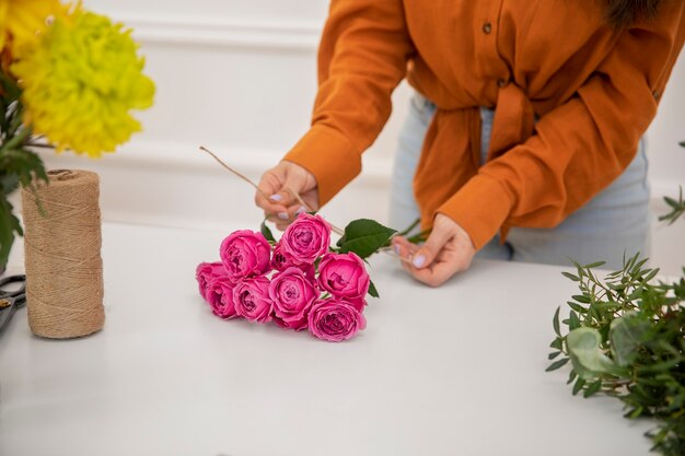 Gros plan sur une belle femme fleuriste