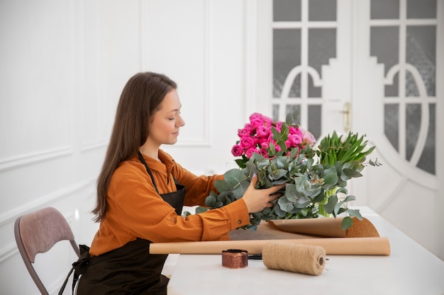 Photo gratuite gros plan sur une belle femme fleuriste