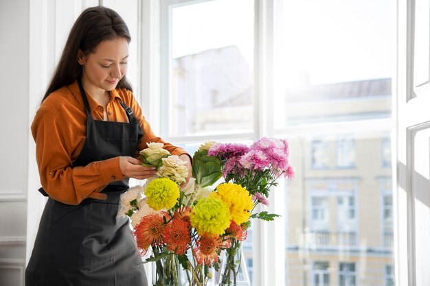 Gros plan sur une belle femme fleuriste