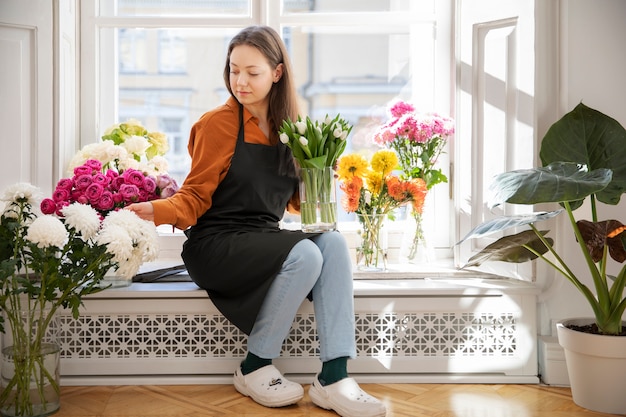 Gros plan sur une belle femme fleuriste