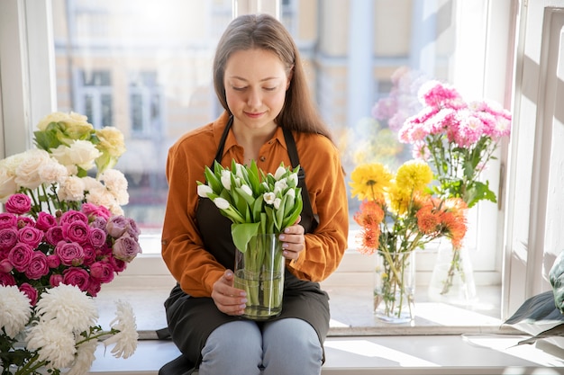 Photo gratuite gros plan sur une belle femme fleuriste