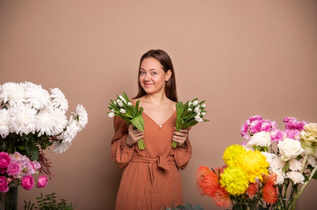 Gros plan sur une belle femme fleuriste