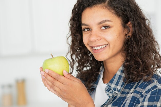 Gros plan belle femme tenant une pomme