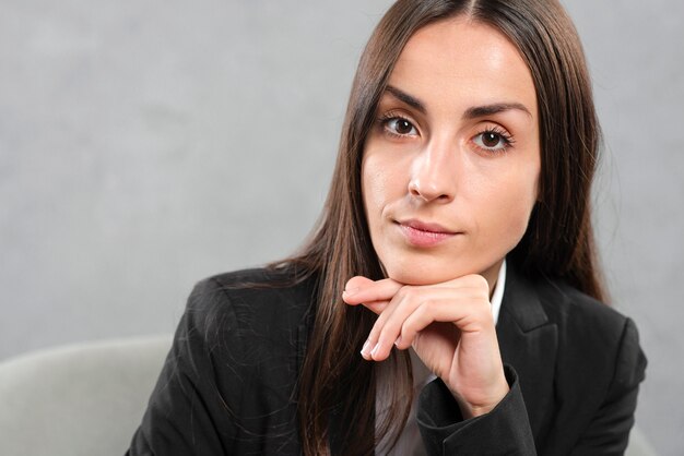 Gros plan d&#39;une belle jeune femme d&#39;affaires confiante