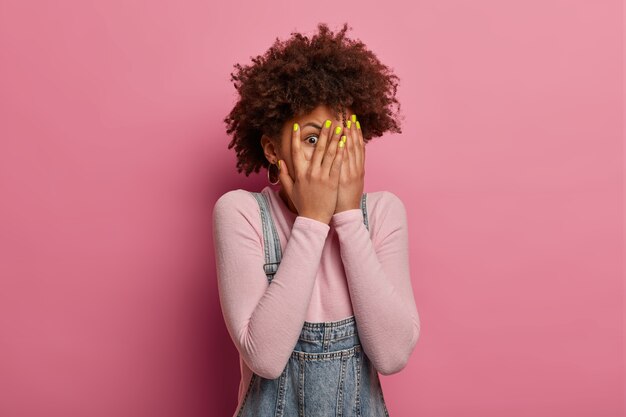 Gros plan sur la belle jeune femme isolée