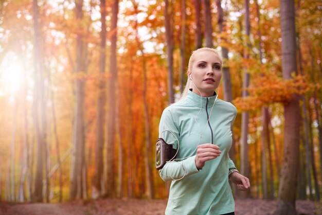 Gros plan sur la belle jeune femme jogging