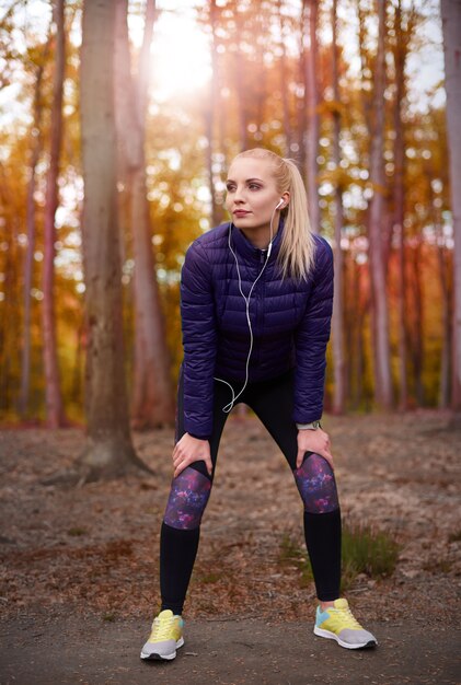 Gros plan sur la belle jeune femme jogging