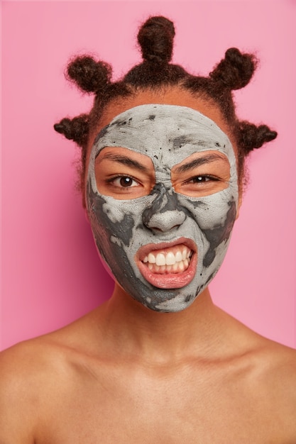 Gros plan sur la belle jeune femme avec un masque facial