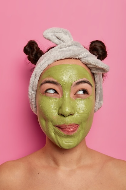 Photo gratuite gros plan sur la belle jeune femme avec un masque facial