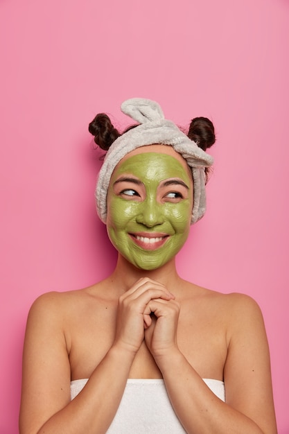 Photo gratuite gros plan sur la belle jeune femme avec un masque facial