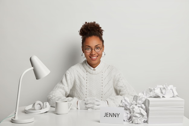 Photo gratuite gros plan sur la belle jeune femme à son bureau