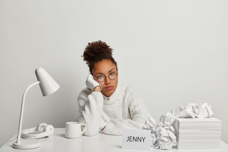 Photo gratuit gros plan sur la belle jeune femme à son bureau