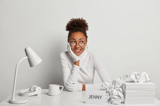 Gros plan sur la belle jeune femme à son bureau