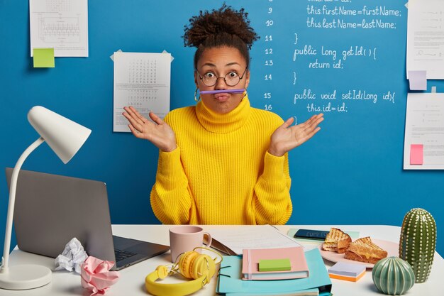 Gros plan sur la belle jeune femme à son bureau