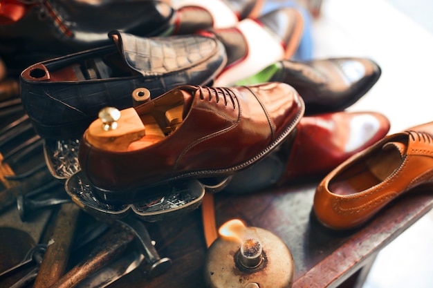 Gros plan sur les belles chaussures faites à la main dans l'atelier