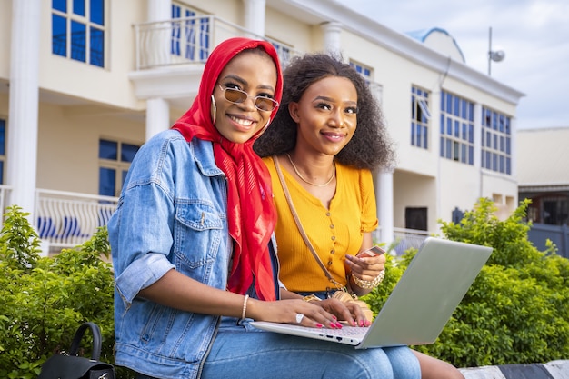 Gros plan sur de belles jeunes femmes à l'aide d'un ordinateur portable