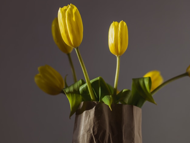 Gros plan de belles tulipes jaunes dans un sac en papier