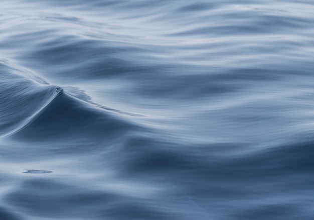 Gros plan de belles vagues de l'océan bleu