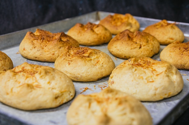 Gros plan de biscuits fraîchement sortis du four