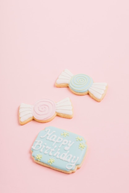 Photo gratuite gros plan, de, biscuits, à, joyeux anniversaire, texte, sur, arrière-plan rose