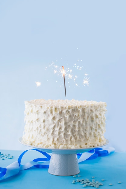 Photo gratuite gros plan, blanc, gâteau anniversaire, à, brûler, sparkler