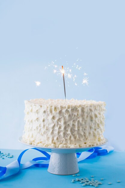 Gros plan, blanc, gâteau anniversaire, à, brûler, sparkler