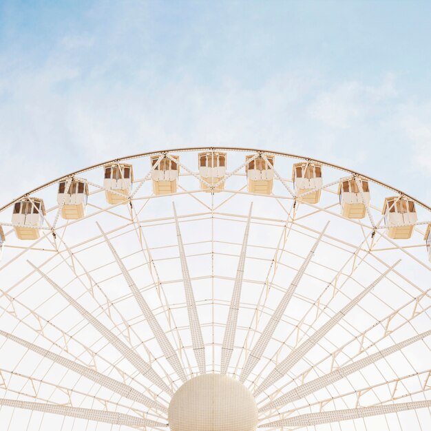 Gros plan, blanc, grande roue géante, contre, ciel bleu