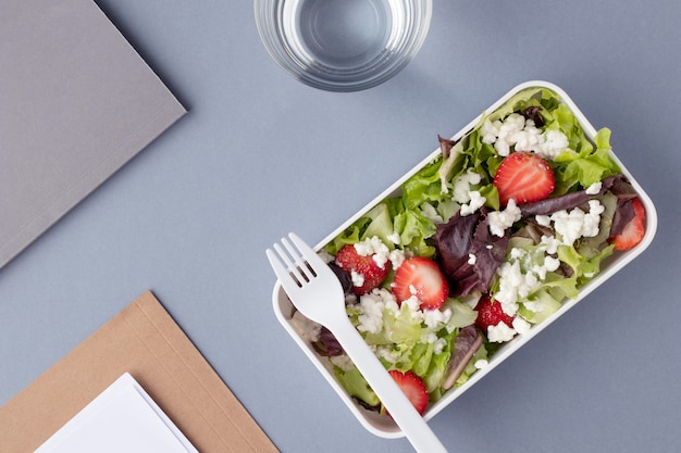 Gros plan sur des boîtes à lunch avec de la nourriture délicieuse