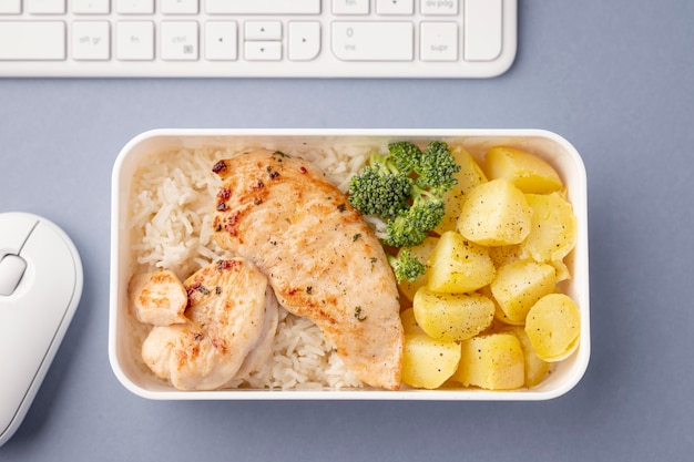 Gros plan sur des boîtes à lunch avec de la nourriture délicieuse