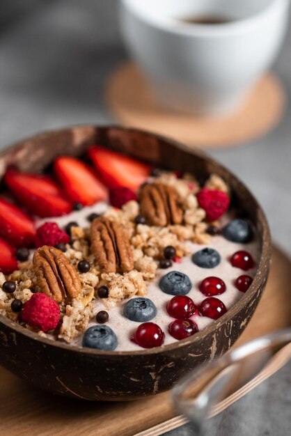 Gros plan d'un bol de smoothie dans un bol en bois dans un café