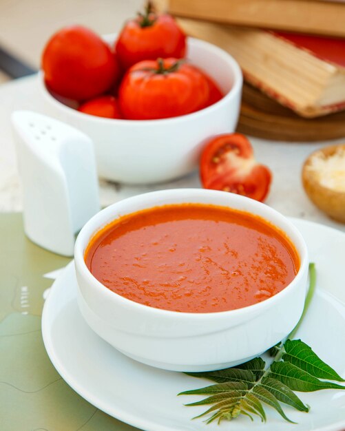 Gros plan d'un bol de soupe aux tomates