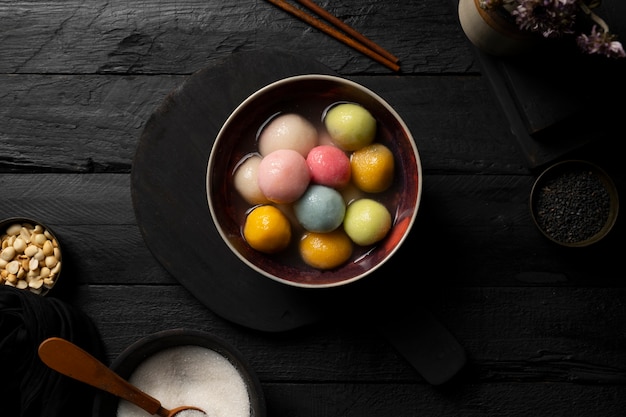 Gros plan sur un bol de tangyuan appétissant