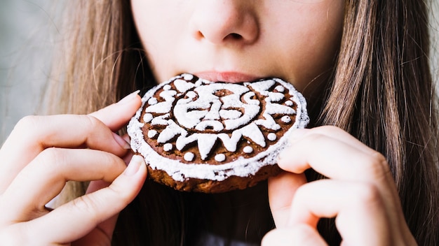 Gros plan, de, bouche fille, manger, biscuits glace