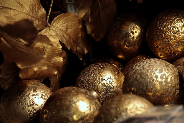 Gros plan des boules d'or d'un arbre de Noël