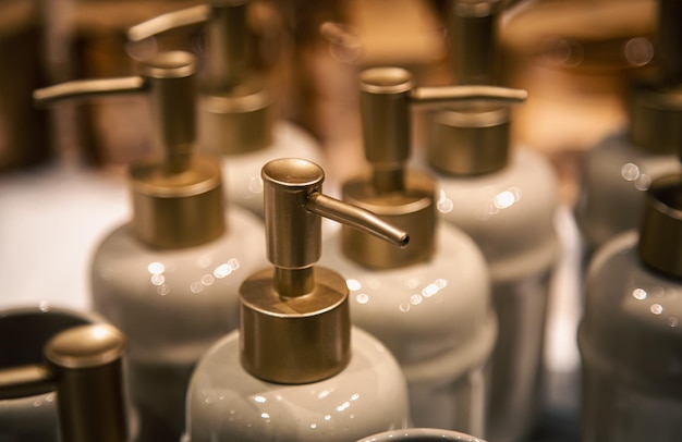 Photo gratuite gros plan de bouteilles avec distributeurs de savon liquide