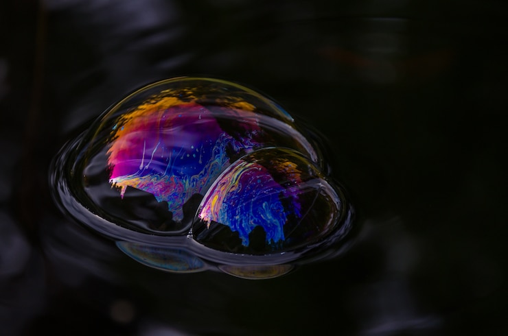 Photo gratuit gros plan d'une bulle colorée sur une eau