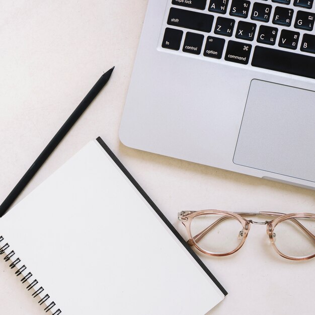 Gros plan, cahier, lunettes, ordinateur portable