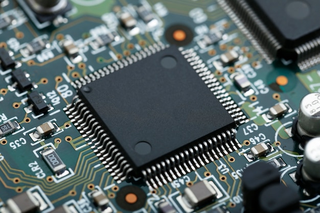 Gros plan de la carte de circuit électronique avec microprogramme électronique des composants électroniques